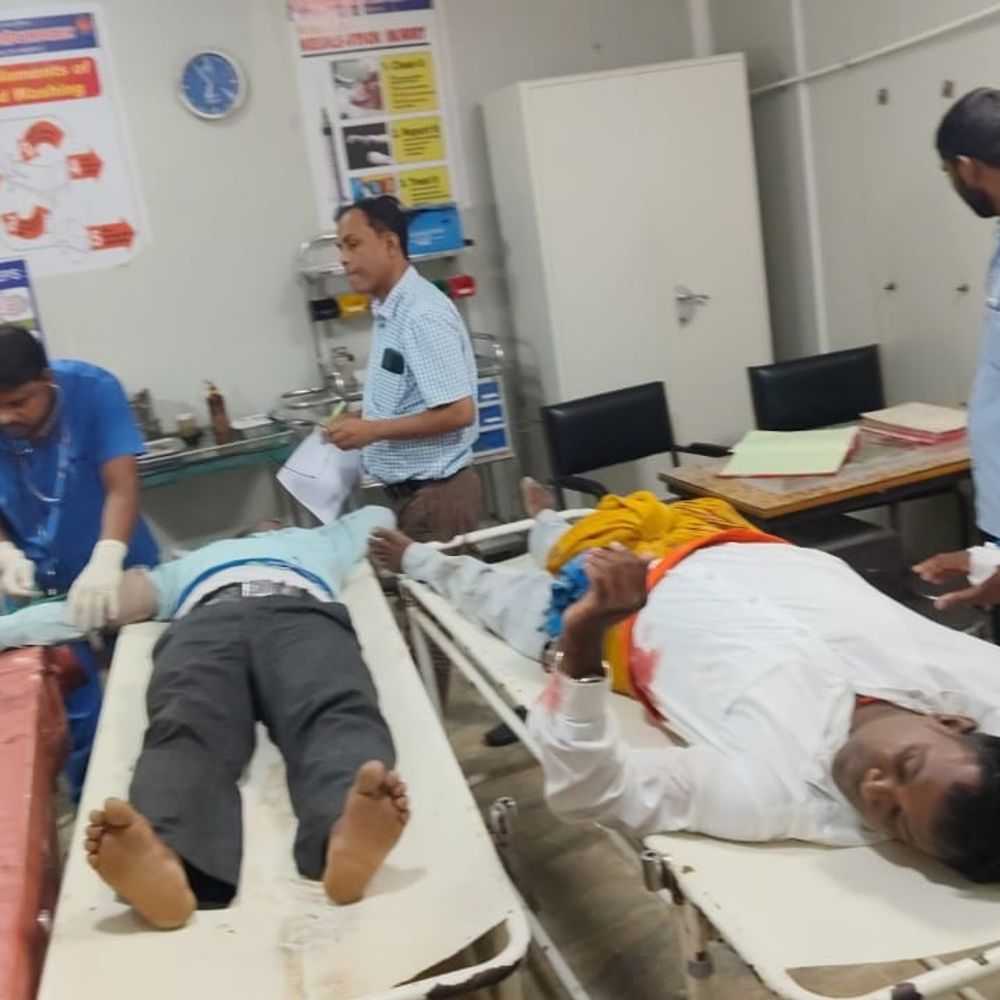 भैरोगंज में उप मुखिया समेत दो को गोली मारी:दोनों बेतिया अस्पताल रेफर, पुरानी रंजिश को लेकर वारदात