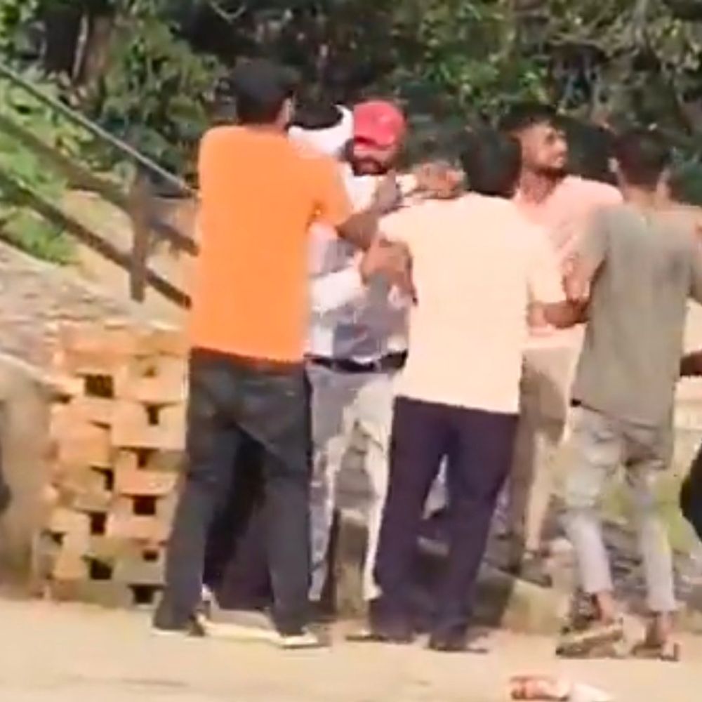 कौशांबी में शराब की दुकान के पास दो गुट भिड़े:पैसों के लेनदेन को लेकर विवाद के बाद मारपीट; 2 हिरासत में
