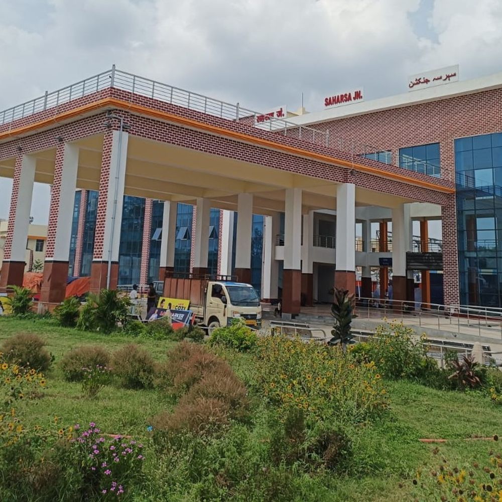 सहरसा में फुट ओवरब्रिज निर्माण से ट्रेनें लेट, एक रद्द:2 घंटे 15 मिनट के ब्लॉक से 10 ट्रेनें विलंब, 8-9 सितंबर को फिर लगेगा