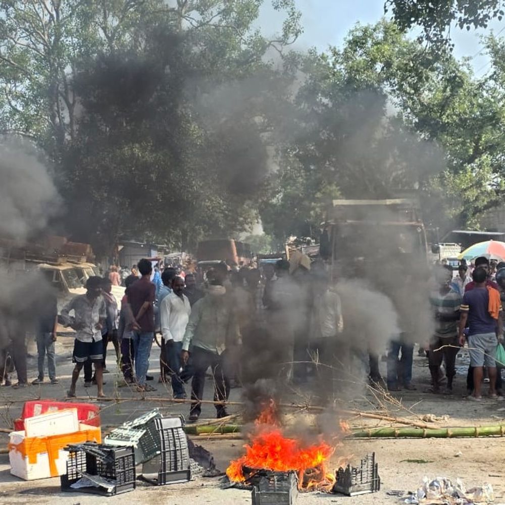 CCTV फुटेज के बावजूद आरोपी की गिरफ्तारी नहीं:सीवान में चाकूबाजी के बाद पुलिस पर भड़के ग्रामीण; टायर जलाकर प्रदर्शन-जाम