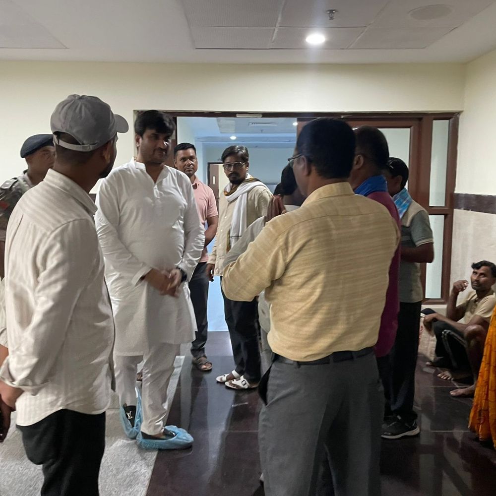 घायल उपमुखिया और वार्ड सदस्य पति से मिले RJD MLC:पश्चिम चंपारण में सौरभ कुमार बोले – बढ़ रहा है अपराध