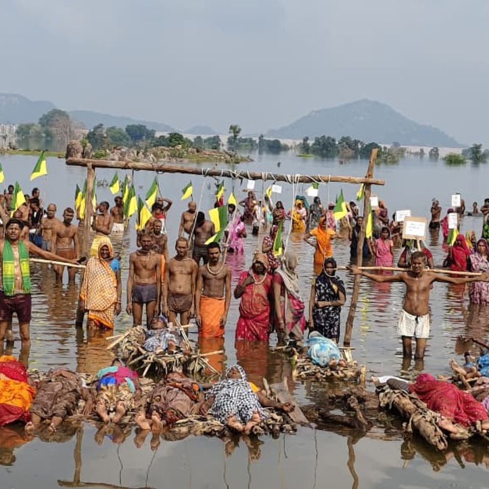 14 दिन से पानी में खड़े आंदोलनकारी,पैरों की त्वचा गली:मझगाय बांध प्रभावितों के सत्याग्रह का 14वां दिन; महिला बोलीं- सीएम साहब ध्यान दें