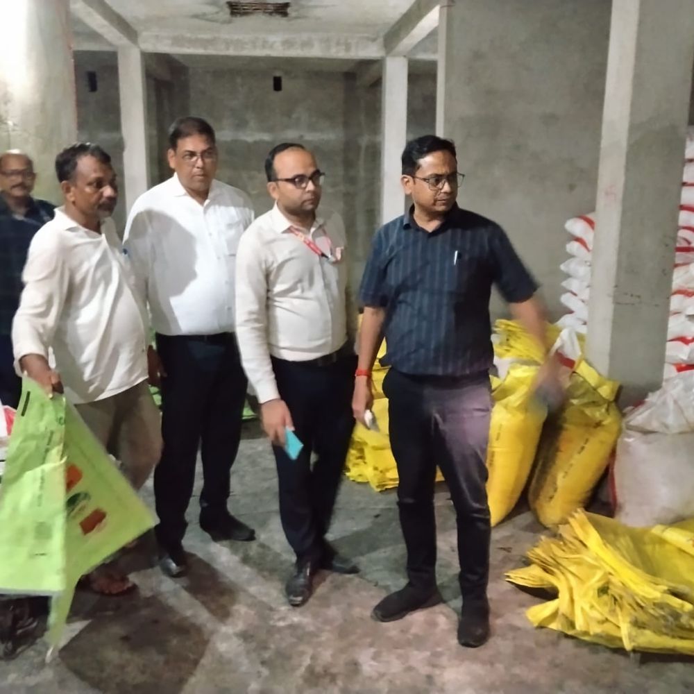 भभुआ में 700 क्विंटल अवैध खाद बरामद:400 क्विंटल यूरिया और 300 क्विंटल डीएपी जब्त, कुकुराढ़ में सोनहन रोड पर छापेमारी