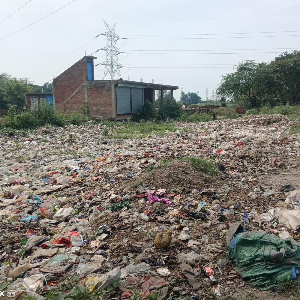 संदलपुर रोड के पास सड़क किनारे फेंका जा रहा कूड़ा:ग्रामीणों को परेशानी, नगर पंचायत प्रशासन और सफाई कर्मचारियों से मांग