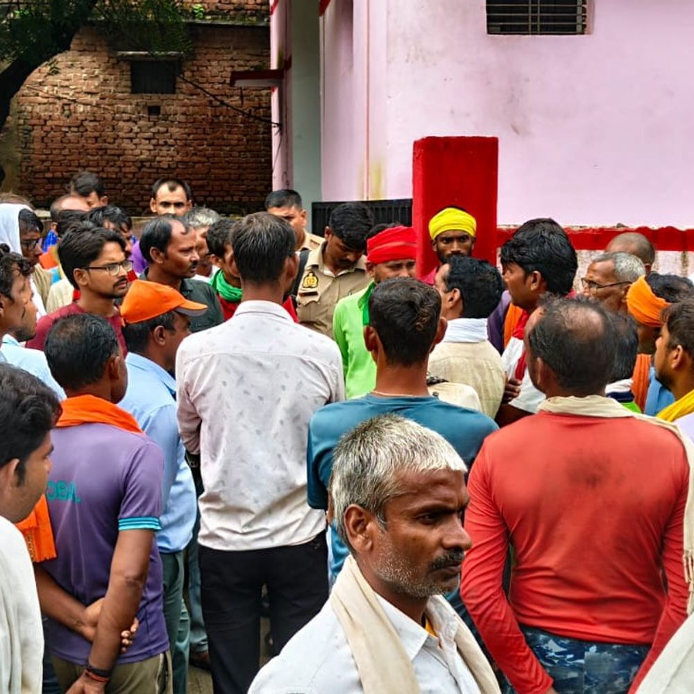 टैंकर ने दो बाइकों को टक्कर मारी, 2 की मौत:चित्रकूट में एक बाइक टैंकर में फंसी, 6 किमी तक घसीटता रहा ड्राइवर; 3 दोस्त घायल