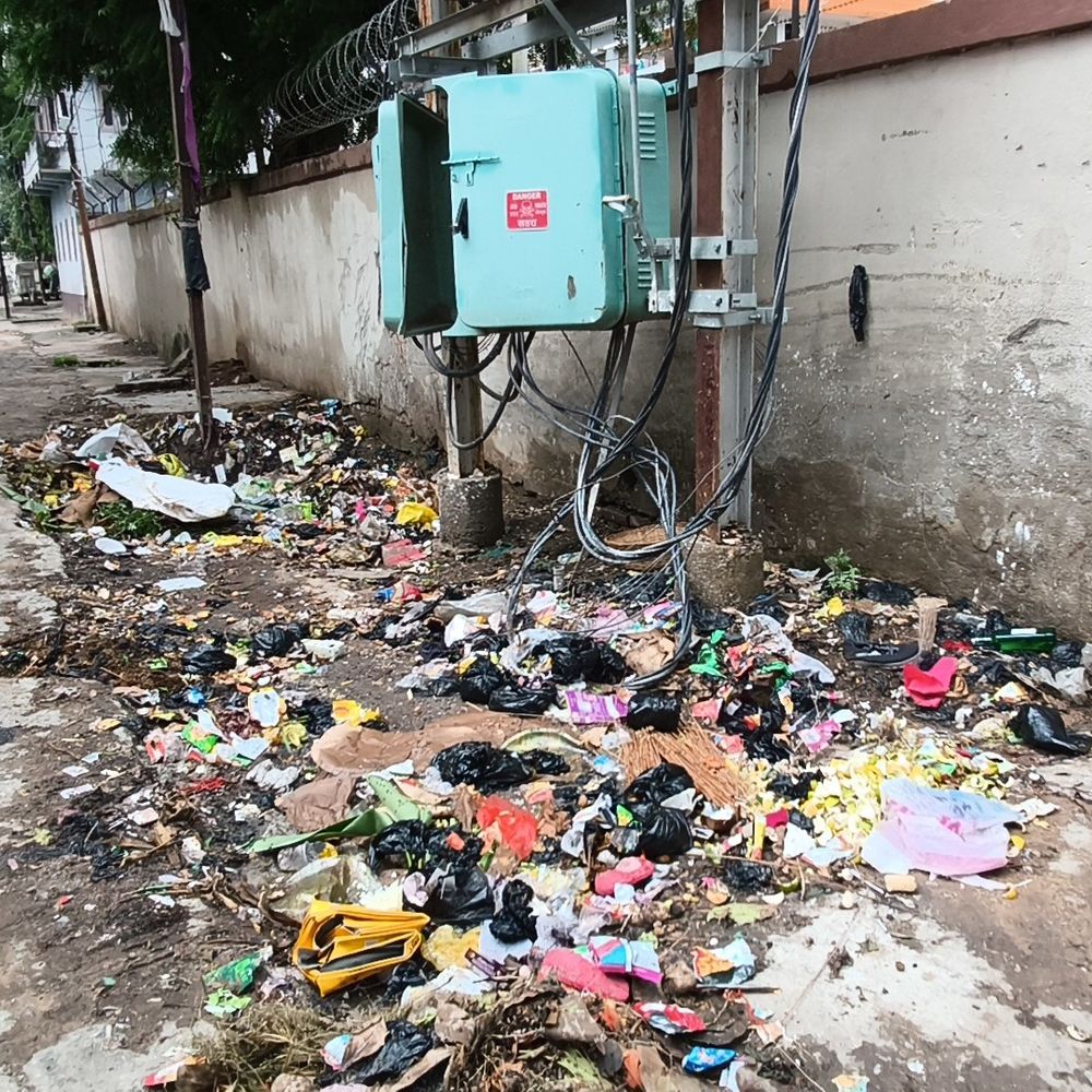 जहानाबाद के वार्ड-23 में चालू ट्रांसफार्मर के नीचे कूड़ा डंपिंग:सड़क किनारे गहरा गड्ढा बना, लोगों को आने-जाने में परेशानी