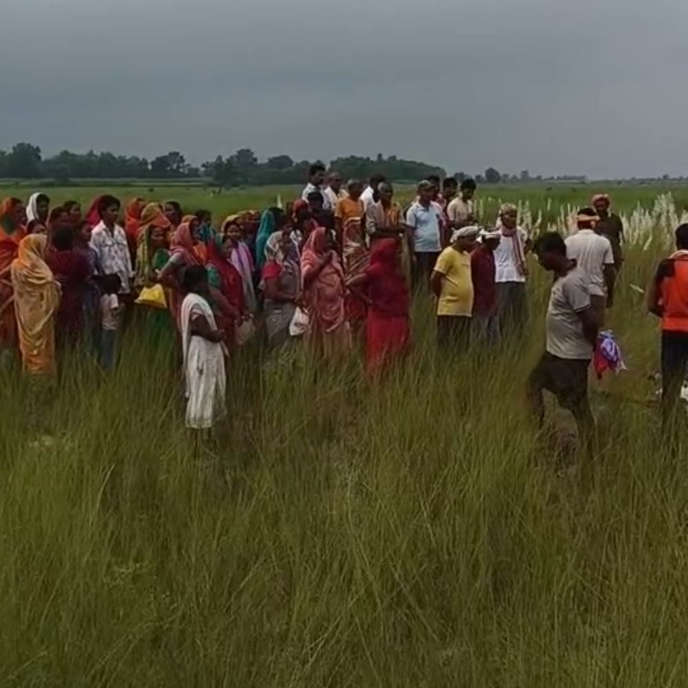 स्कूल में सांप पकड़ने गए बुजुर्ग को डसा:अस्पताल ले जाने के बजाय कराई झाड़-फूंक, मौत के बाद अस्पताल ले गए परिजन