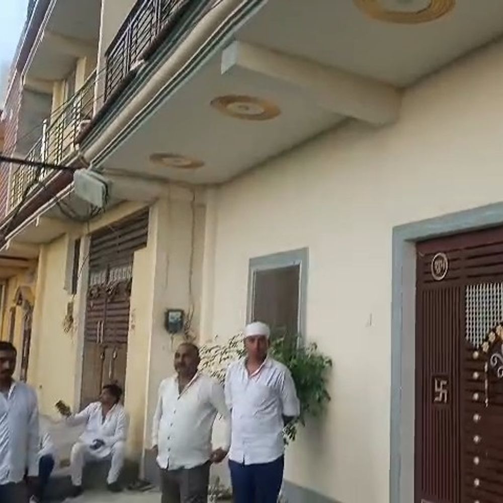 कैमूर में नवविवाहिता ससुराल के दरवाजे पर धरने पर बैठी:पति और ससुराल वालों ने अपनाने से किया इनकार, डेढ़ साल पहले हुई थी शादी