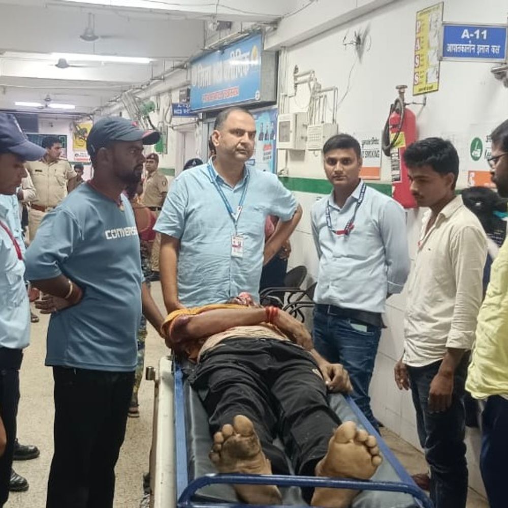 लखीसराय- ट्रक से टकराया सीएनजी ऑटो, चालक की मौत:गंगा स्नान कर लौटते समय सड़क हादसा, 9 लोग घायल; 3 की हालत गंभीर
