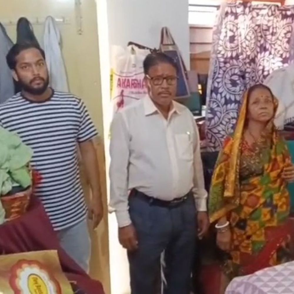 बंद क्वार्टर में 16 लाख से ज्यादा की चोरी:धनबाद से 9 लाख कैश और 7 लाख के गहने चोरी, बेटी की शादी के लिए रखे थे
