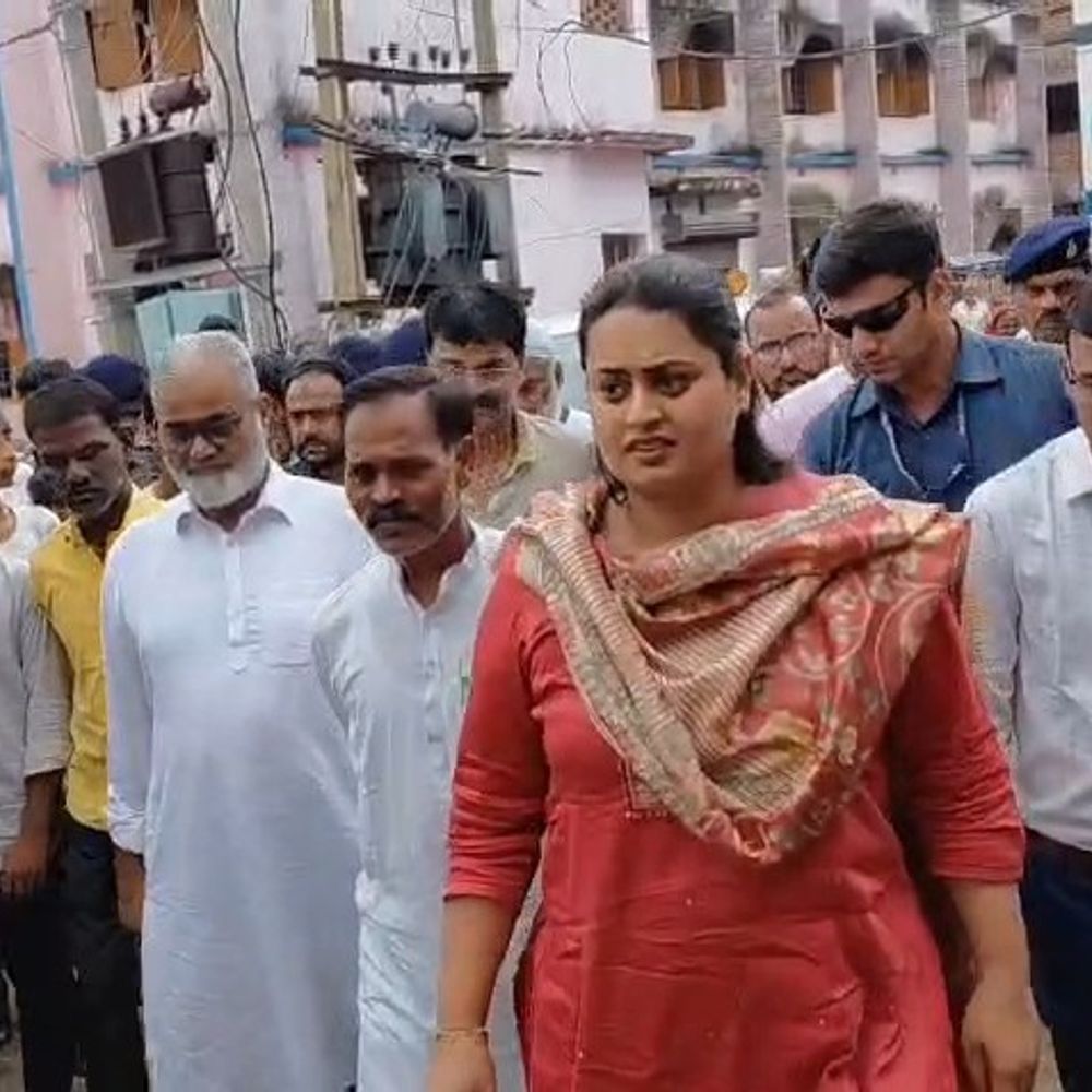7 साल की बच्ची की हत्या ,परिवार से मिलीं श्रेयसी:नीमारंग पहुंचकर परिजनों को दिया हरसंभव मदद का भरोसा, जल्द कार्रवाई के निर्देश