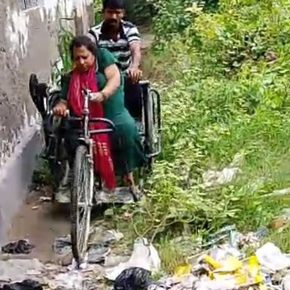 दिव्यांग पत्नी के लिए रास्ता खुलवाने कलेक्ट्रेट पहुंचा पति:गाजीपुर में 3 साल से रास्ते पर कचरा-ईंटों का कब्जा, ADM ने आश्वासन दिया