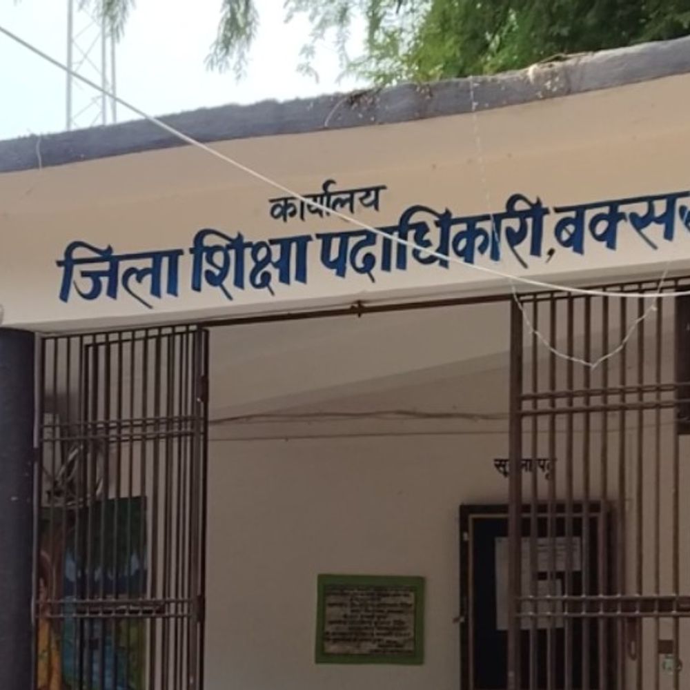 2 शिक्षकों ने छात्राओं से की छेड़खानी;आपत्तिजनक वीडियो किया वायरल:बक्सर में दोनों को किया गया निलंबित, एक पर नाबालिग से होटल में रेप करने का आरोप