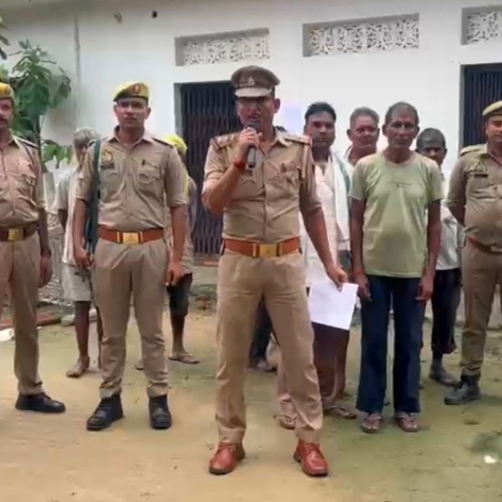 अमेठी में फरार हत्यारोपी पर पुलिस का शिकंजा:मुनादी कर घर पर नोटिस चस्पा, सरेंडर नहीं किया तो संपत्ति कुर्क होगी