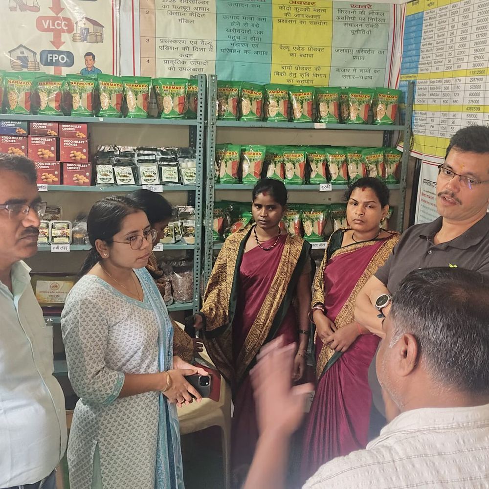 अनूपपुर में केंद्रीय नोडल अधिकारी ने कामों की समीक्षा:बेहतर बाजार उपलब्ध कराने, विभागों को टारगेट पूरा करने के निर्देश