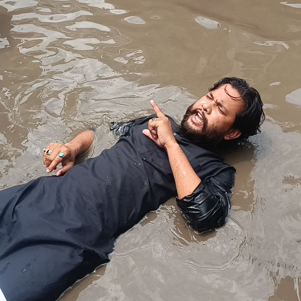 घुटनों तक पानी में डूबी पश्चिमपाली की सड़क:किशनगंज में गंदे पानी में नहाकर समाजसेवी ने जताया विरोध, दुकानों में घुसा पानी