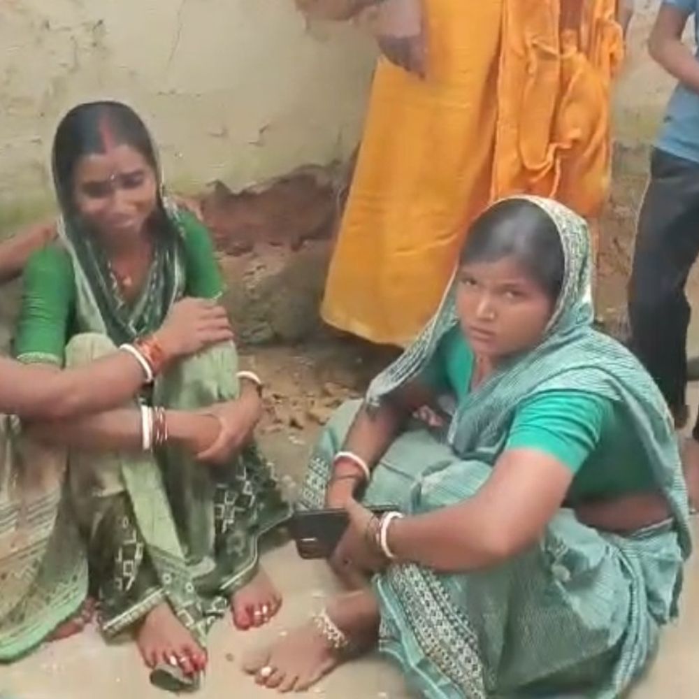 कोडरमा में साधु बनकर ठगों ने मंगलसूत्र और नकदी लूटी:हाथ में मिट्टी देते ही मंगलसूत्र गायब, 50 हजार रुपए भी छीने; पुलिस जांच में जुटी
