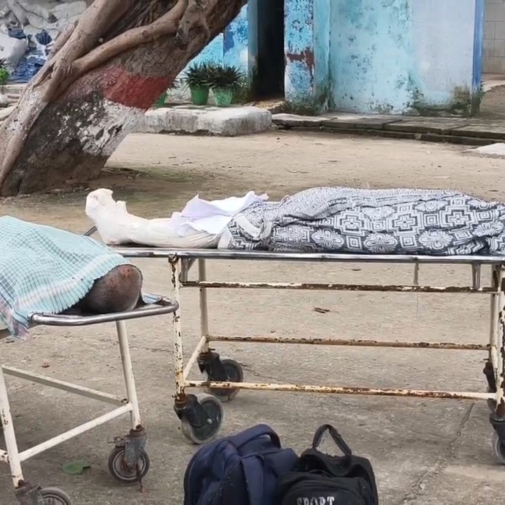 कैमूर में एम्बुलेंस-ट्रक की टक्कर, 1 की मौत:गुजरात से शव लेकर झारखंड जा रही थी एम्बुलेंस, 4 घायल