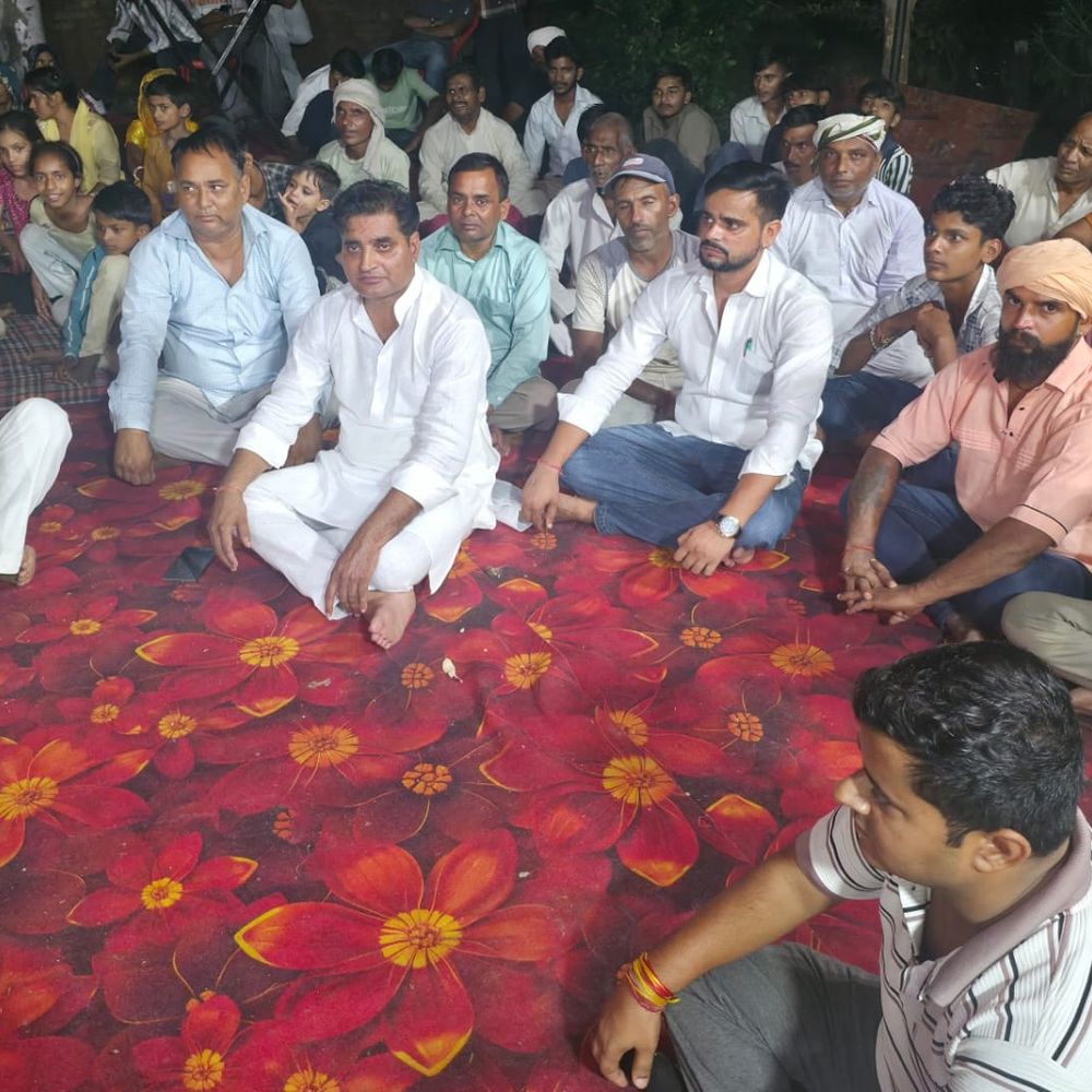 गढ़ी दौलत के गुरुगोरक्ष नाथ मंदिर में भव्य जागरण:भजनों पर झूमे श्रद्धालु, अमन-चैन की प्रार्थना कर प्रसाद बांटा गया