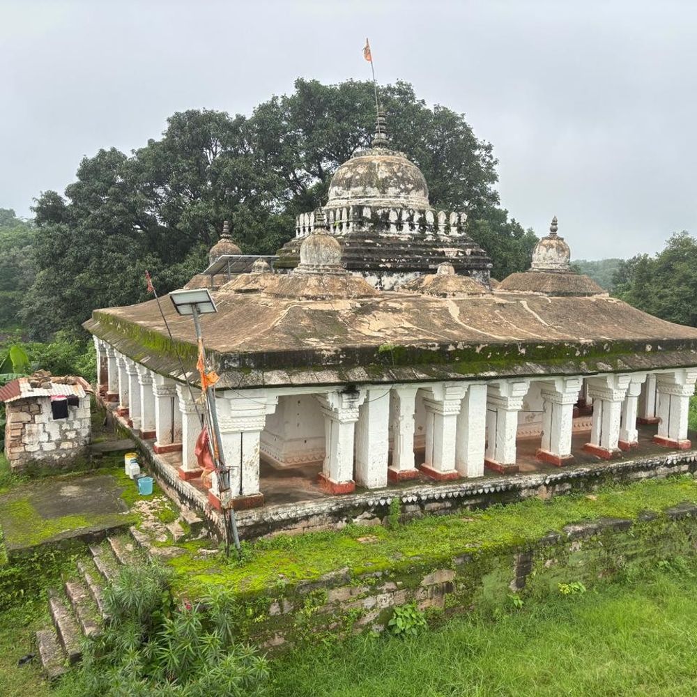 जन्माष्टमी पर मंदिर की पुताई नहीं हुई, विधायक दिव्यराज नाराज:बोले- 13वीं सदी के मंदिर की देखरेख जरूरी; जूते पहनकर घूमने पर भी जताई आपत्ति
