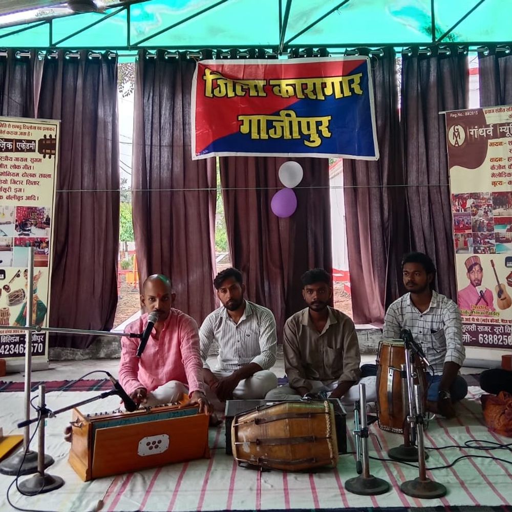 गाजीपुर जेल में बंदियों को सिखाया जाएगा संगीत:शुक्रवार-शनिवार को लगेंगी कक्षाएं, प्रतिभा को मिलेगा मंच