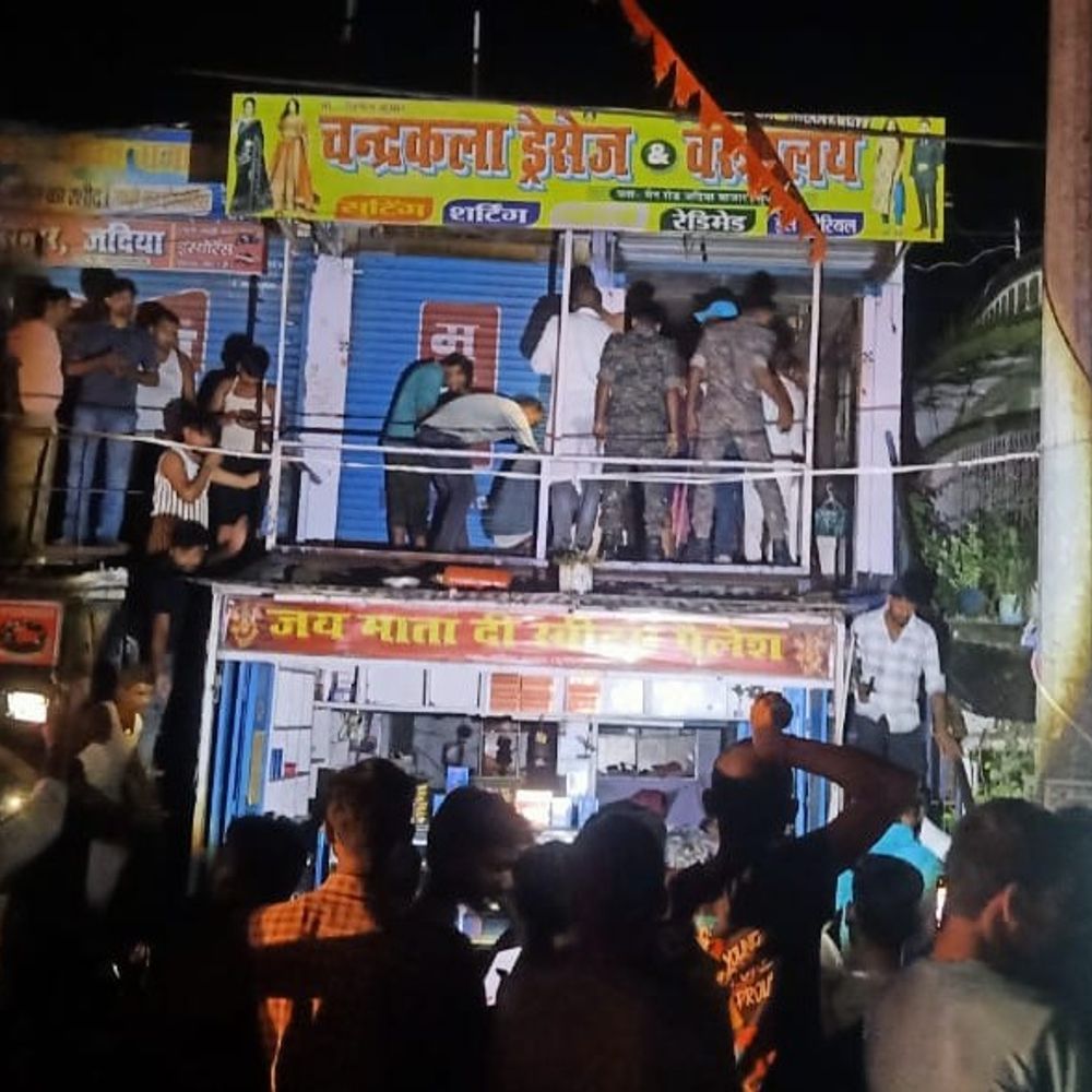 सुपौल में शॉर्ट सर्किट से कपड़े की दुकान में आग:14-15 लाख की संपत्ति जली; त्रिवेणीगंज से दमकल पहुंचने तक ग्रामीणों ने बुझाई आग