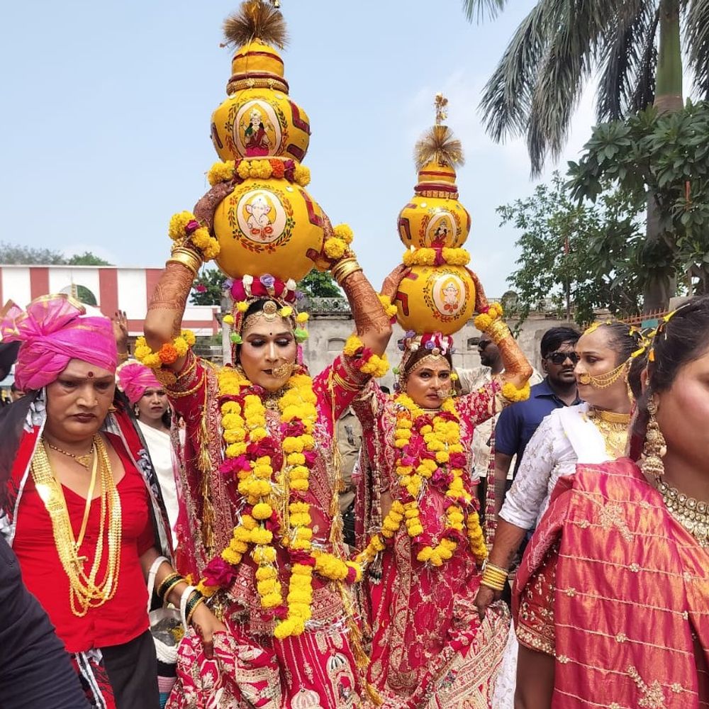 टीकमगढ़ में अखिल भारतीय किन्नर सम्मेलन, शोभायात्रा निकाली:मंदिर में घंटा और मजार पर चढ़ाई चादर; नए किन्नरों को दी जाएगी दीक्षा