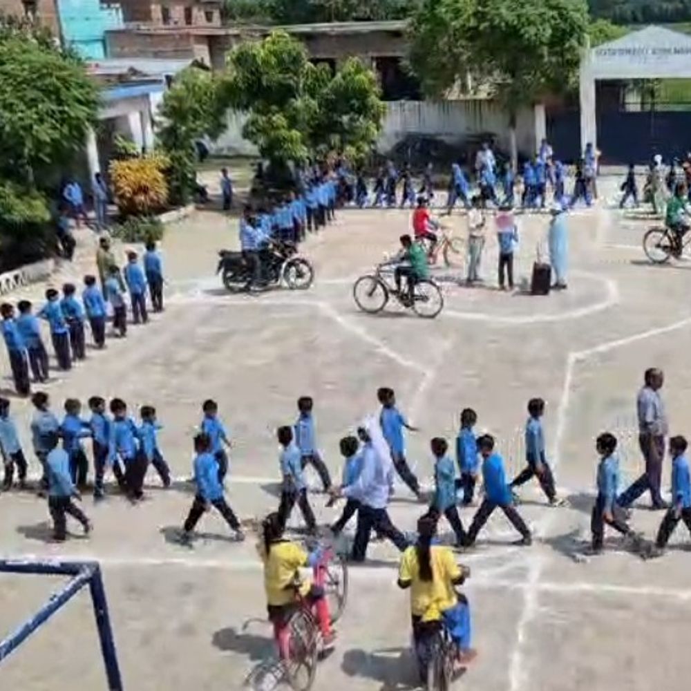 बेतिया के स्कूल में बच्चों का मॉकड्रिल:सड़क पार करने के सुरक्षित तरीके सिखाए; दाएं-बाएं देखकर चलने, ट्रैफिक नियम मानने का कराया अभ्यास