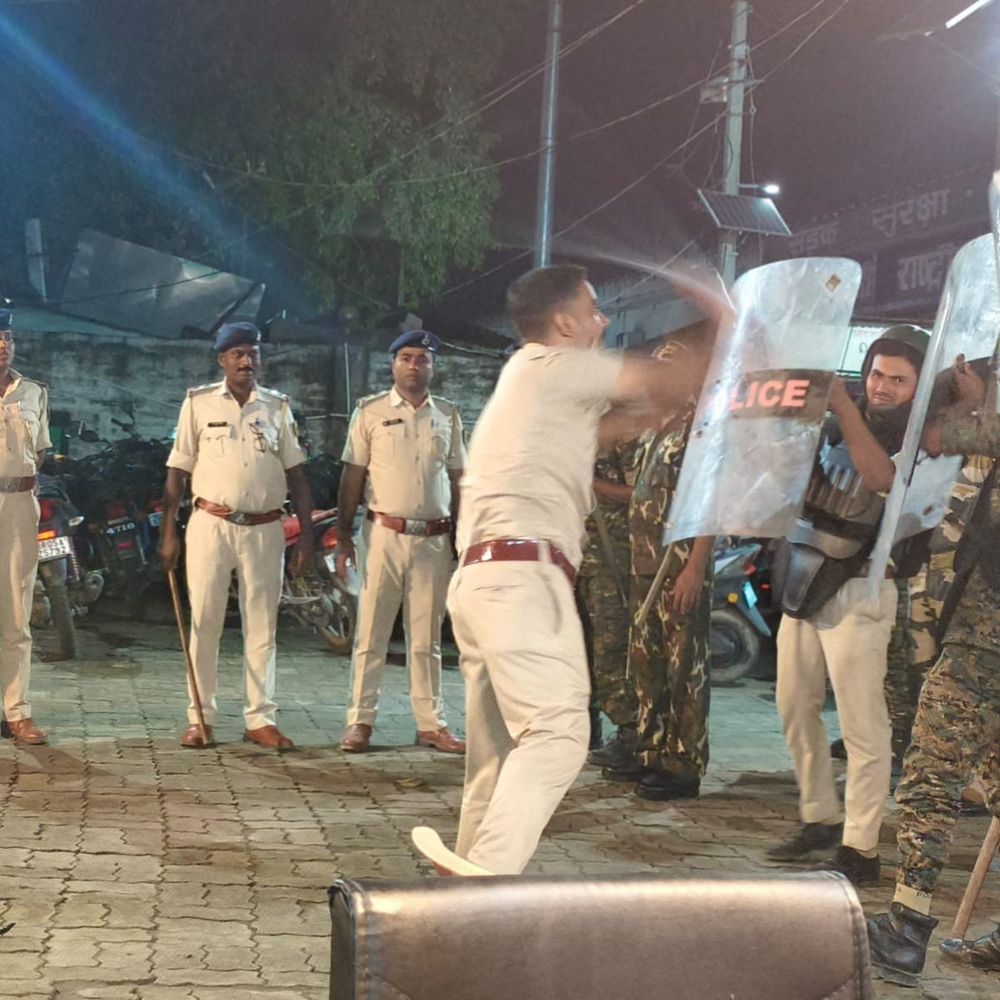 पीपराकोठी थाना में पुलिस ने भीड़ की प्रैक्टिस की:आगामी त्योहारों में कानून-व्यवस्था बनाए रखने के लिए प्रशासन अलर्ट