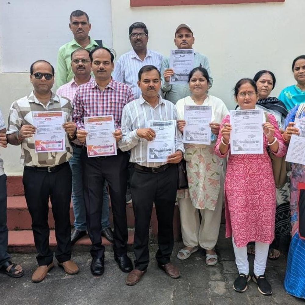 शिक्षकों ने कैशलेस चिकित्सा योजना का बहिष्कार किया:सेवा सुरक्षा और नियमितीकरण की मांग पर मुख्यमंत्री को ज्ञापन सौंपा, बोले- 25 साल से अटकी हैं मांगे