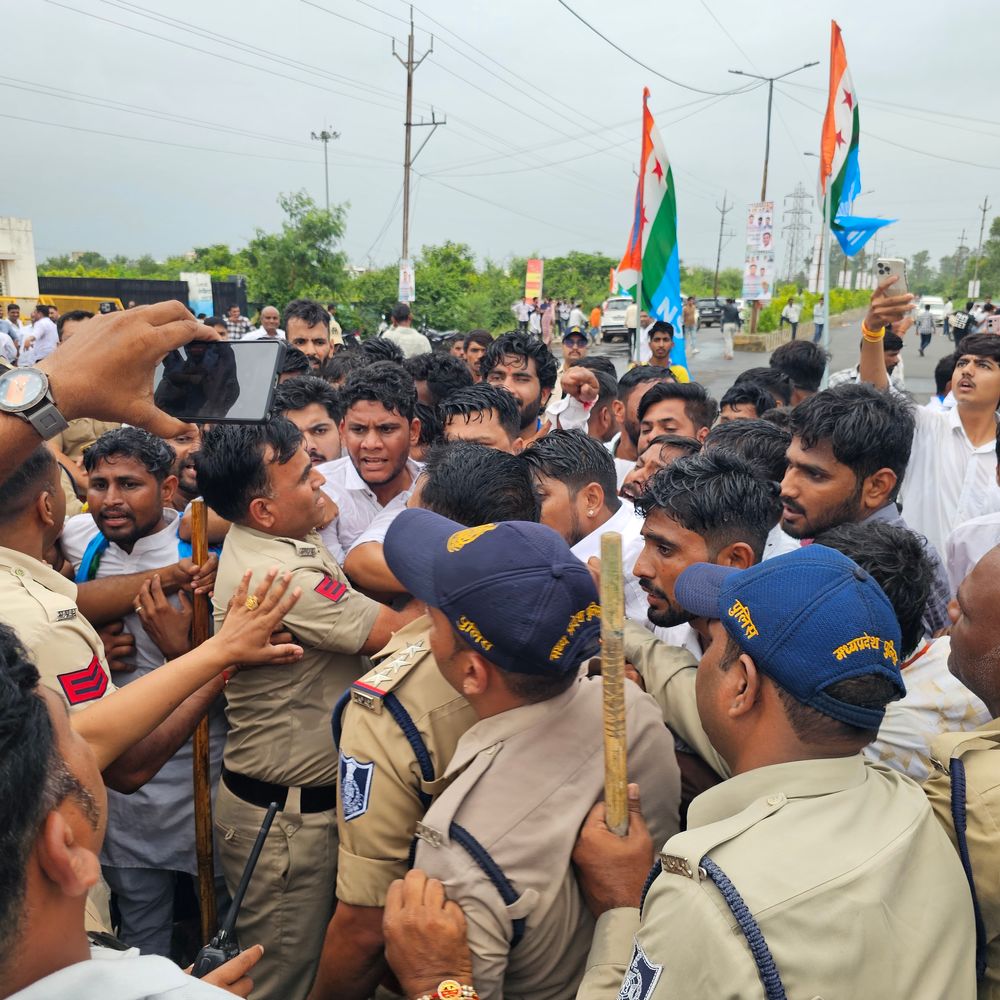 छात्रसंघ चुनाव की मांग पर NSUI ने कलेक्ट्रेट घेरा:पुलिस से झूमाझटकी, CM का पुतला जलाने की कोशिश; पानी की बौछार से खदेड़ा, 2 घंटे चला प्रदर्शन