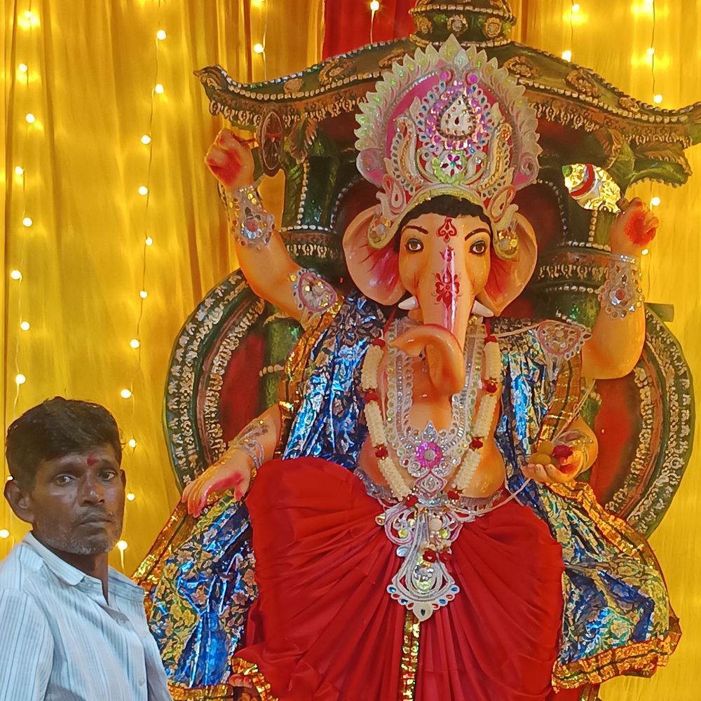 पिरौना में भक्ति गीतों और जयकारों से गूंजा गणेश पंडाल:गणेशोत्सव की पांचवीं झांकी में भव्य कीर्तन, भक्ति में झूमे श्रद्धालु