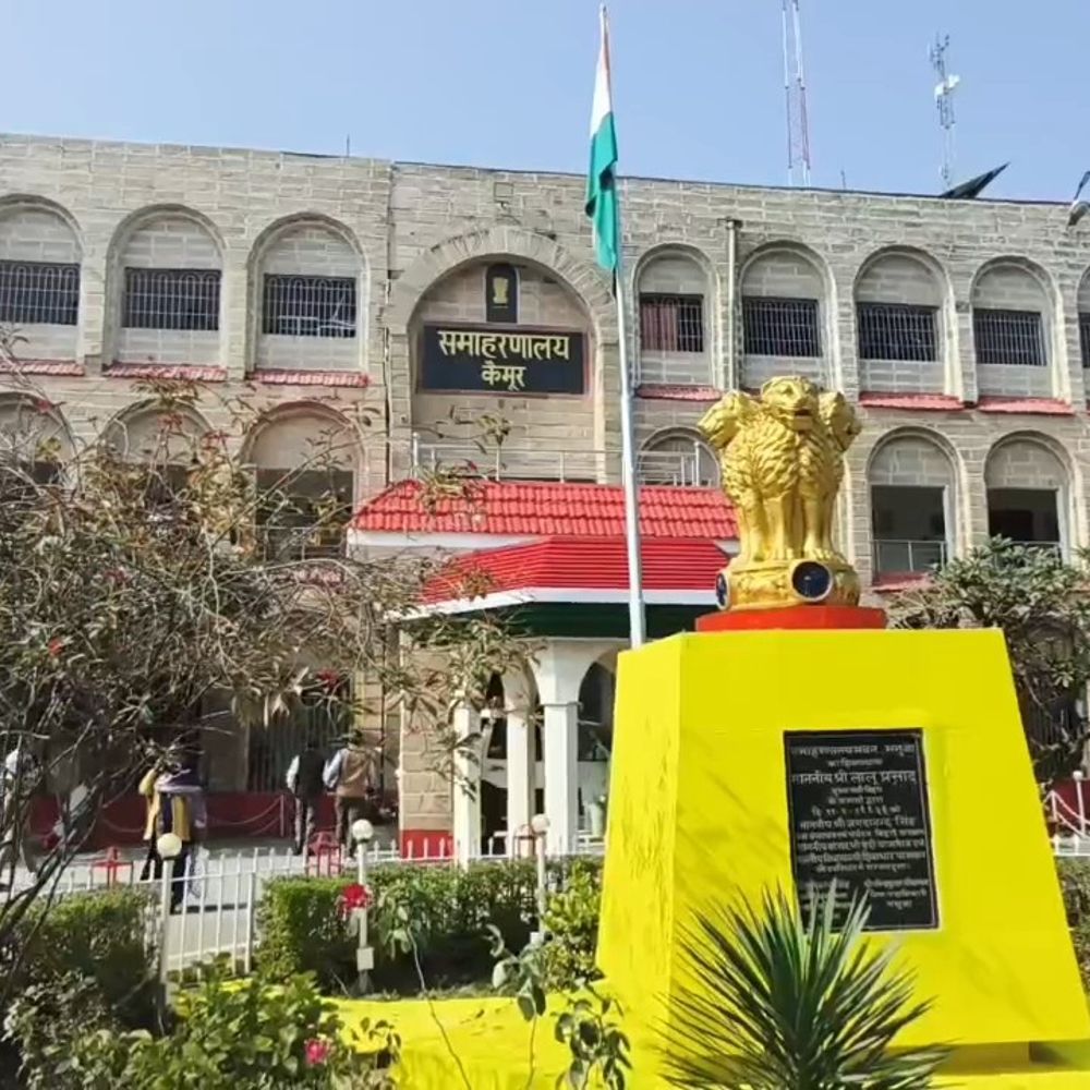 रिश्वत की शिकायत के बाद परिवार पर SC/ST एक्ट-छेड़खानी केस:कैमूर-अंचल अधिकारी और पुलिस ने बनाया दबाव, जांच की मांग
