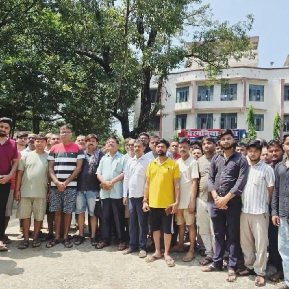 बैरगनिया में आभूषण दुकान से 12 अंगूठियां चोरी:ग्राहक बनकर ज्वेलरी दुकान में घुसे चोर, दुकानदार को बातों में उलझा; फरार