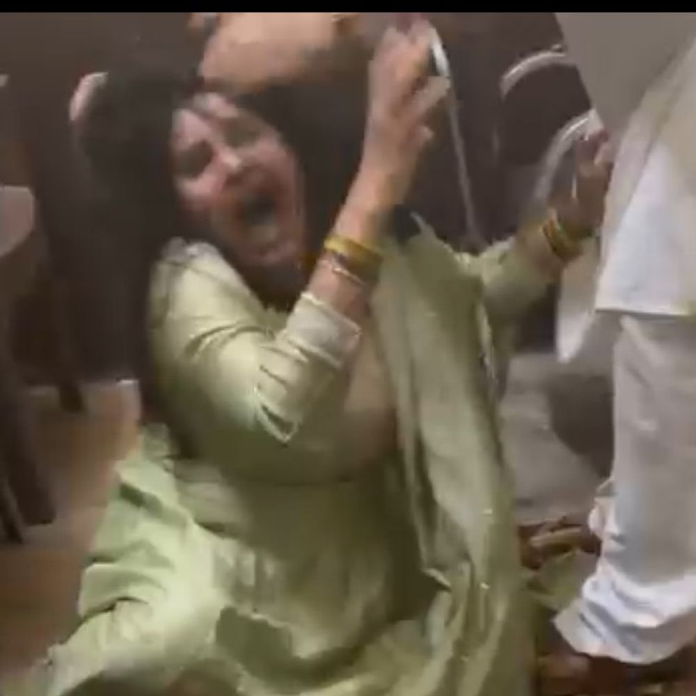 पूर्व विधायक गुड्डू पंडित का पत्नी से मारपीट का वीडियो:बाल पकड़कर घसीटा, बुलंदशहर में कांग्रेस नेत्री ने बेटे समेत जान का खतरा बताया