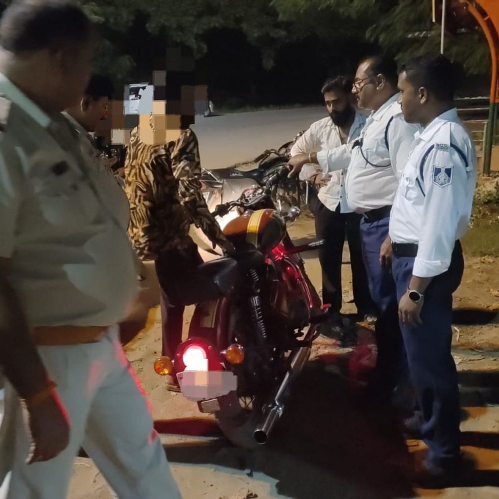 अनूपपुर में 13 मॉडिफाइड साइलेंसर बुलेट से निकलवाए:चालकों से 13 हजार का जुर्माना वसूला; लाइसेंस रद्द करने की चेतावनी दी