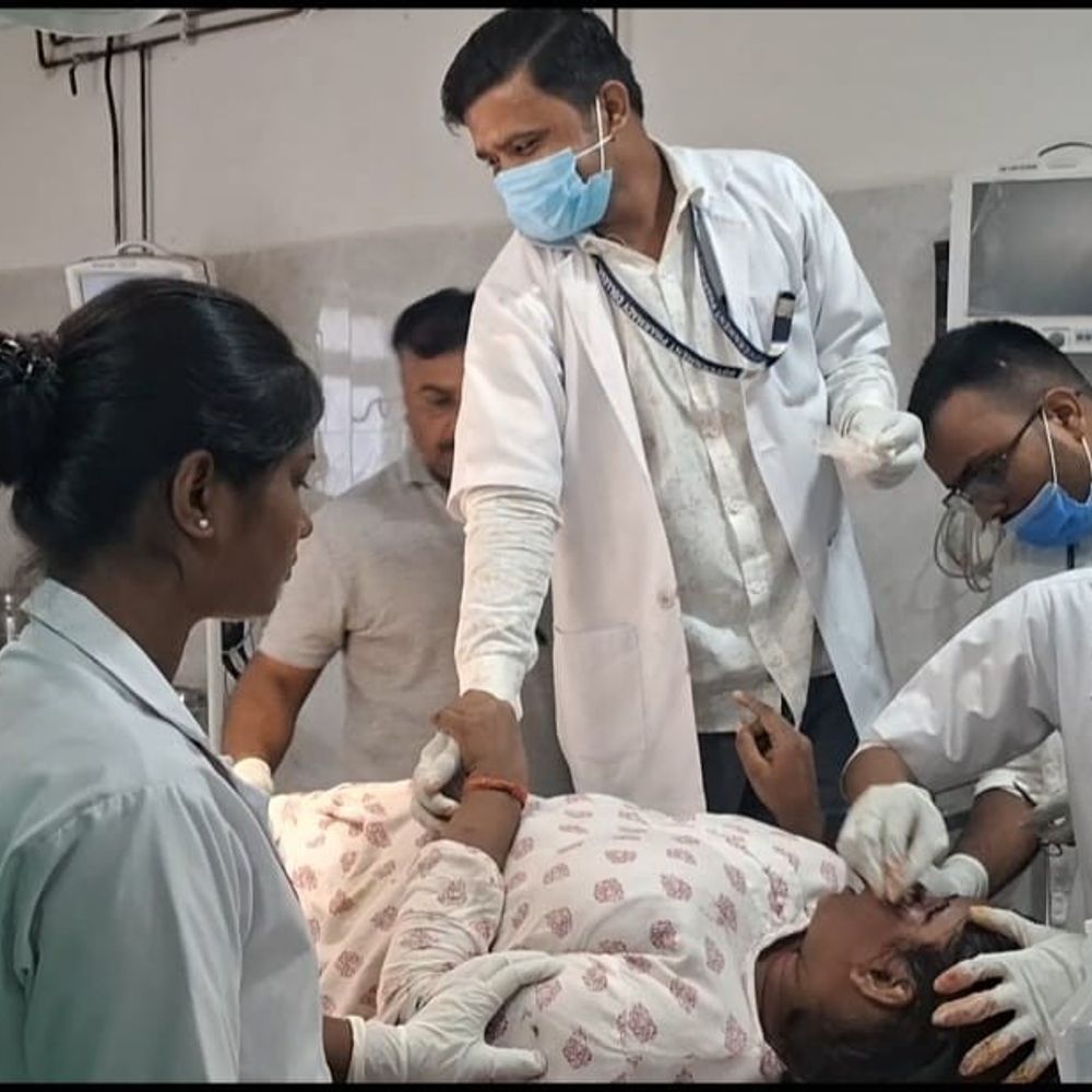 बांका जंक्शन पर ट्रेन से गिरकर लड़की घायल:चलती गाड़ी से उतरते समय हादसा, जीआरपी ने अस्पताल पहुंचाया