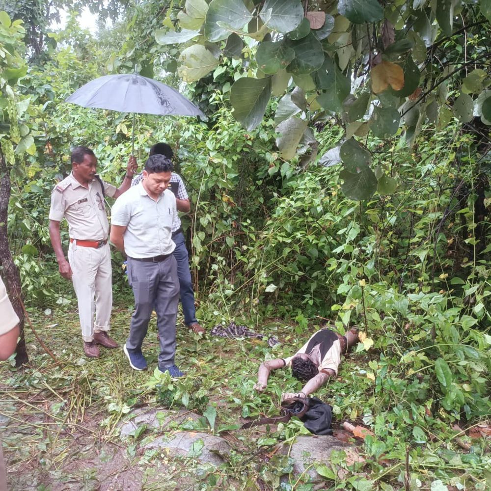 घर से गणेश विसर्जन को निकले युवक की लाश मिली:एक संदेही हिरासत में, आरोप- पीट-पीटकर हत्या की, शव झांड़ियों में फेंका