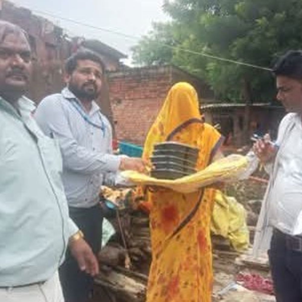 मेजा में बाढ़ पीड़ितों को बांटी गई भोजन सामग्री:गंगा-टोंस के बढ़ते जलस्तर से प्रभावित इलाकों का दौरा, प्रशासन ने शुरू किया राहत कार्य