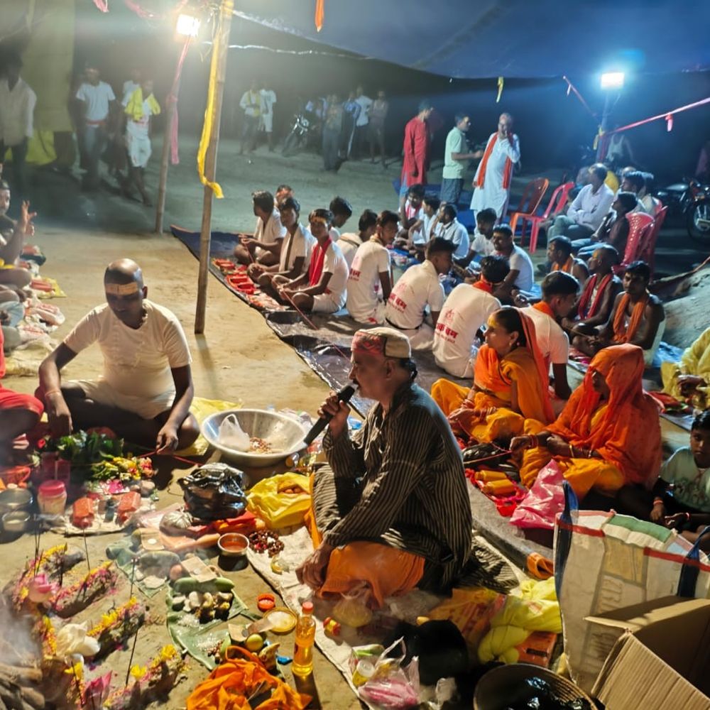 नवयुवक डाक बम कांवरियों की टोली अरेराज रवाना:बाबा सोमेश्वर नाथ में करेंगे जलाभिषेक, 60 किमी की दूरी 12 घंटे में तय करने का संकल्प