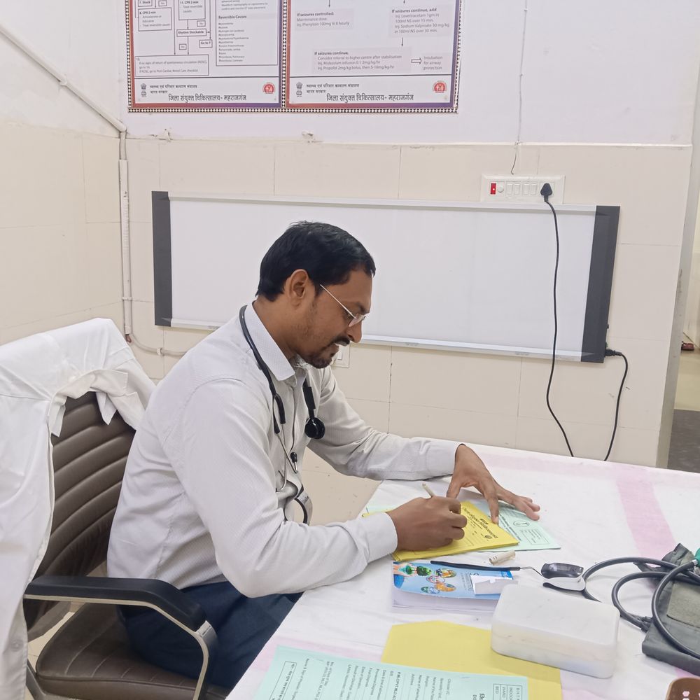महराजगंज जिला अस्पताल की इमरजेंसी में खांसी-बुखार के मरीज बढ़े:बदलते मौसम और बारिश के कारण टाइफाइड, सांप काटने के मामले भी आ रहे सामने