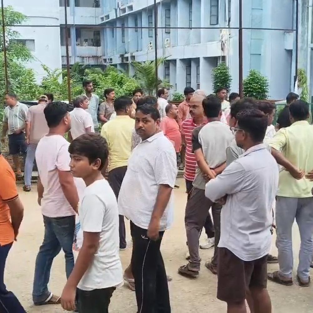 कुत्ते को बचाने में बाइक डिवाइडर से टकराई:कैमूर में युवक की मौके पर मौत; साथी गंभीर, बनारस रेफर