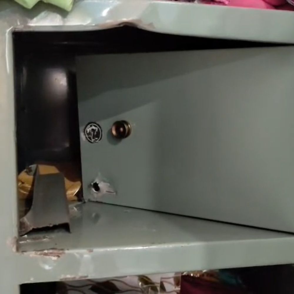 बोकारो में बंद फ्लैट से लाखों की चोरी:चोरों ने तोड़ा CCTV कैमरा और DVR भी ले गए, 3 लाख के नुकसान का अनुमान