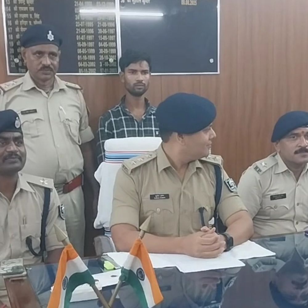 अररिया में 52 ग्राम स्मैक के साथ तस्कर गिरफ्तार:पुलिस को देखकर बाइक मोड़कर भागने लगा, घेराबंदी कर दबोचा; बाइक-मोबाइल जब्त