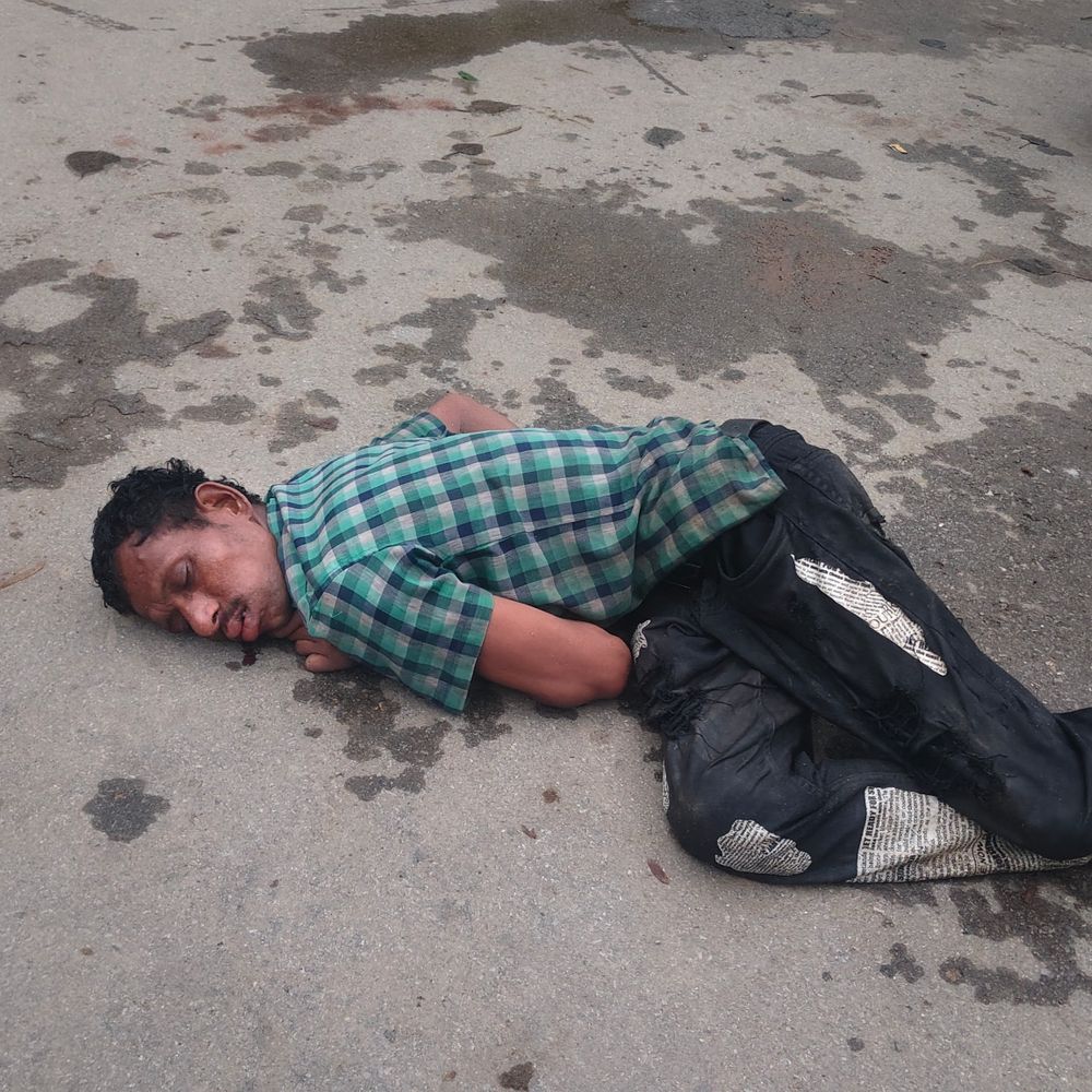 कलेक्ट्रेट के बाहर नशे में धुत पड़ा रहा युवक:अधिकारी-कर्मचारी गुजरते रहे, मुंह और नाक से खून बह रहा था