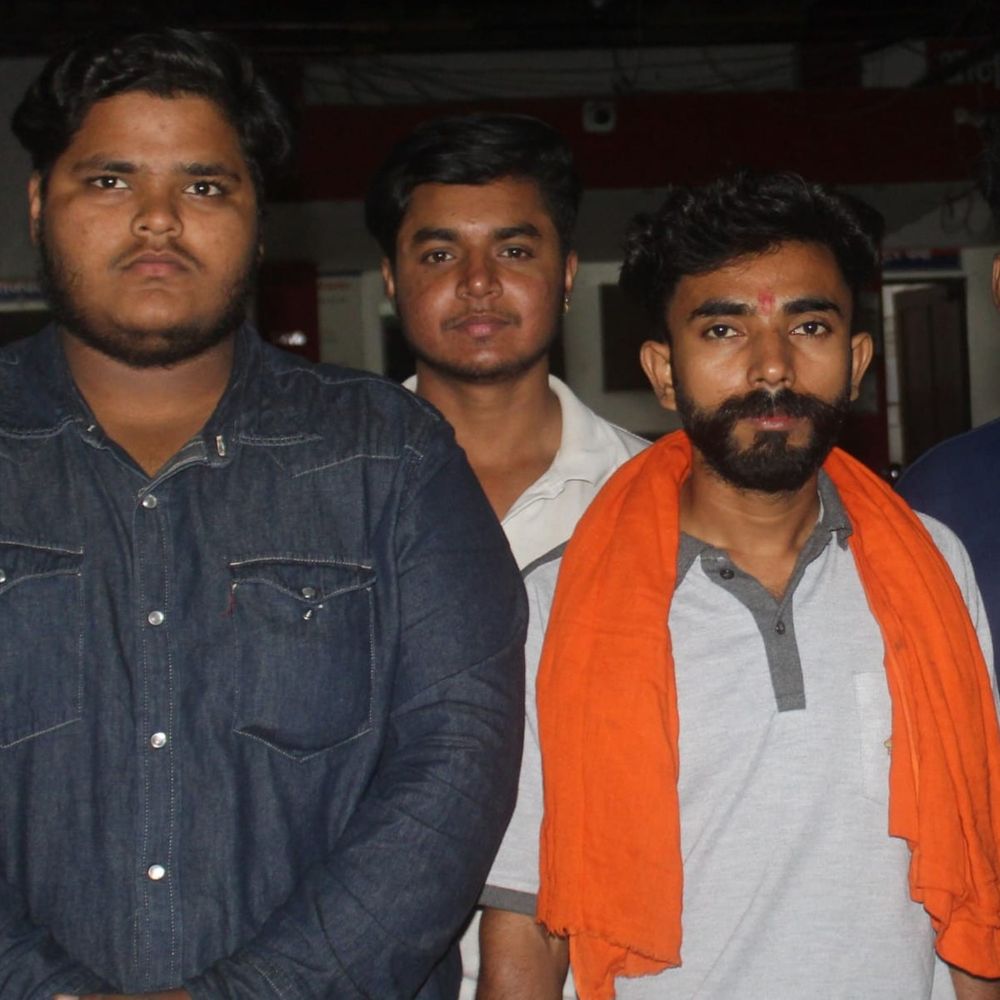कैफे में हिंदू किशोरी के साथ मिला मुस्लिम युवक:मेरठ में बजरंग दल ने हंगामा किया, पुलिस युवक को हिरासत में लेकर कर रही पूछताछ