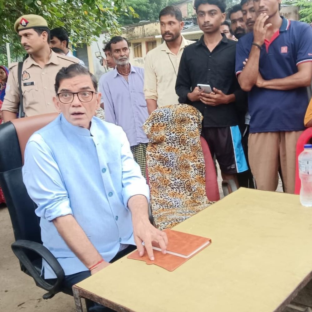 खराब सड़क की शिकायत पर डीएम ने लगाई ग्राम चौपाल:संजय नगर महोफ में ग्रामीणों से सीधा संवाद कर दिलाया समाधान का भरोसा