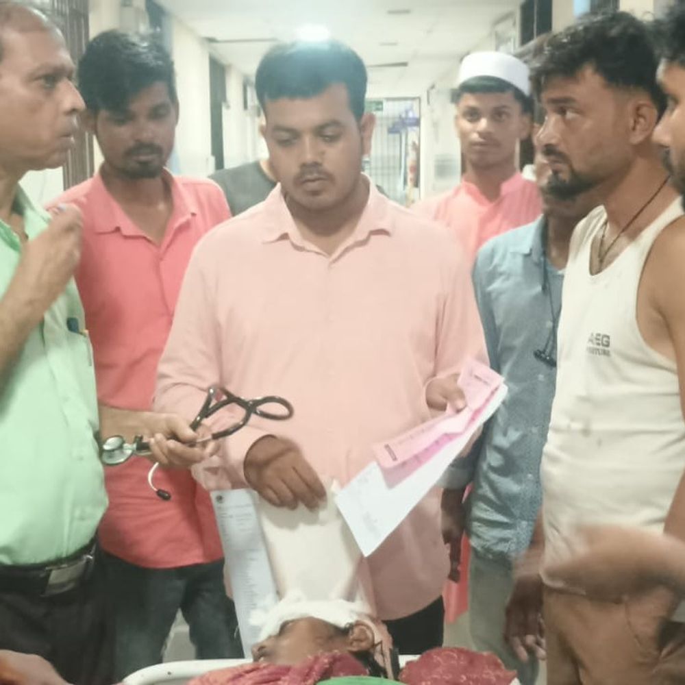 अररिया में बाइक की टक्कर से महिला की मौत:बच्चे के साथ सड़क पार करते समय हुआ हादसा, 5 साल का बेटा घायल