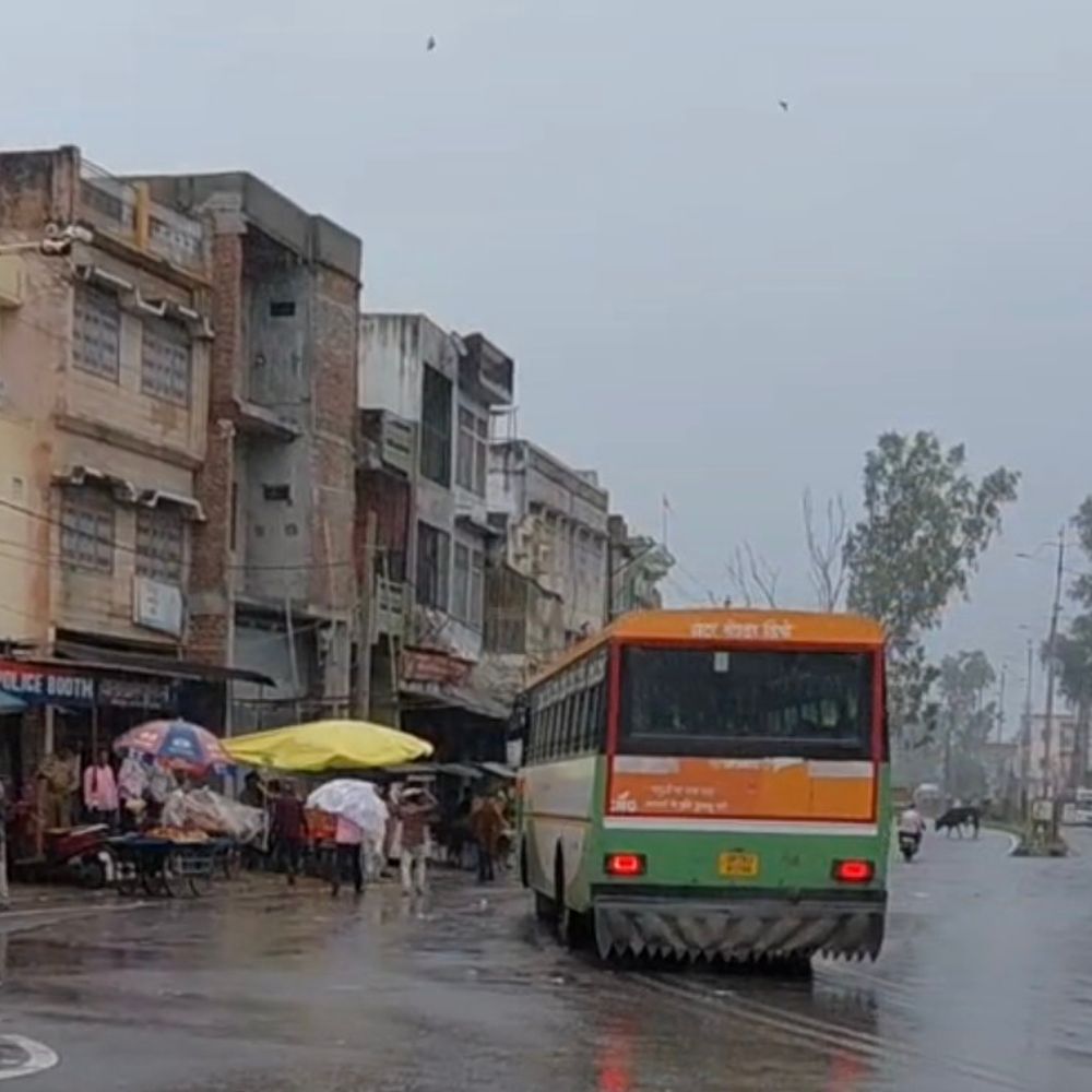 संभल में 50 घंटे की बारिश के बाद स्कूल-कॉलेज बंद:8 डिग्री पारा बढ़ा, 62 मिलीमीटर बारिश हुई; डीएम-एडीएम ने खराब फसलों का जायजा लिया