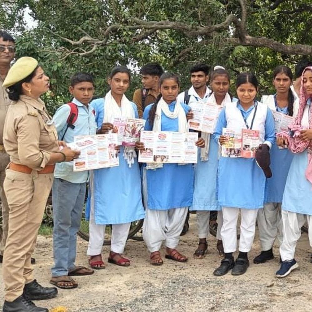 एटा पुलिस ने मिशन शक्ति अभियान में महिलाओं को जागरूक:गांव, बाजार और शिक्षण संस्थानों में सुरक्षा, अधिकार और हेल्पलाइन नंबरों की जानकारी दी